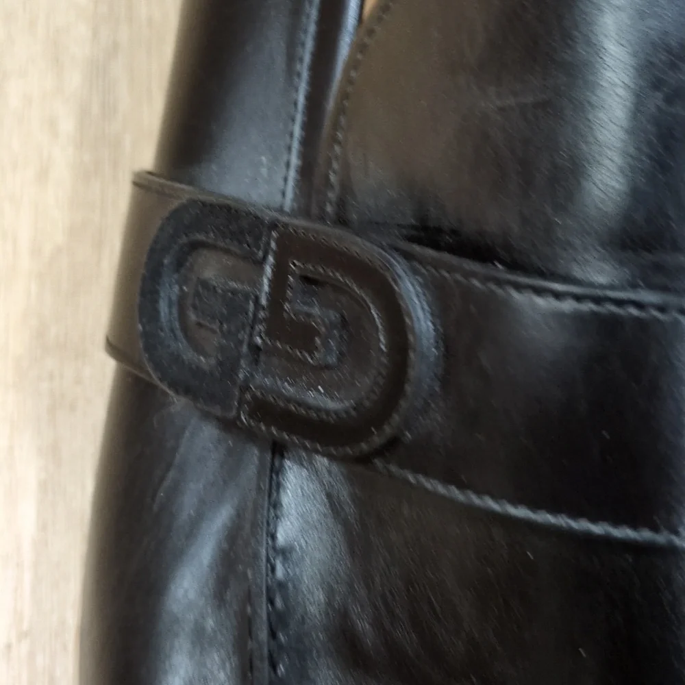 Gucci Black Leather Loafers With GG Logo - Picture 6 of 9